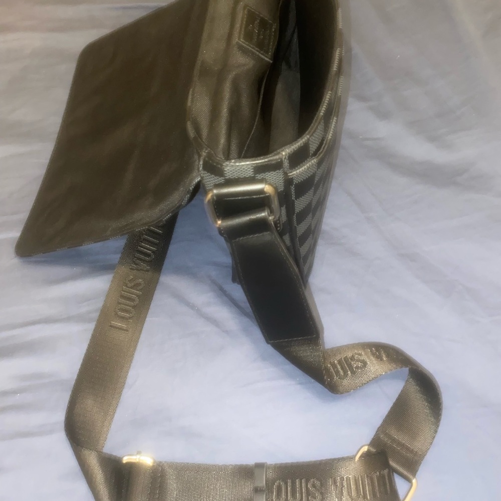 Selling a black and grey lOUIS VUITTON messenger bag - Picture 3 of 5